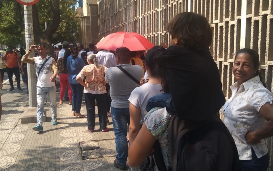 Denuncian largas filas para ingresar a la Alcaldía de Barranquilla, en el inicio de restricciones