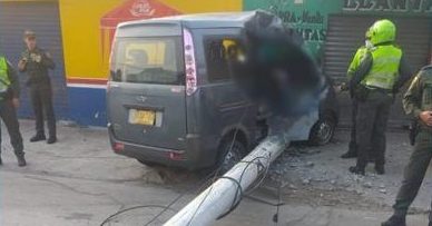 Segundo accidente en cuarentena: Van chocó contra poste y su conductor murió en el acto