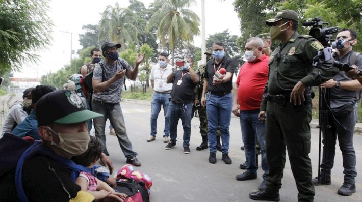 Colombia militariza paso fronterizo con Venezuela para controlar las trochas