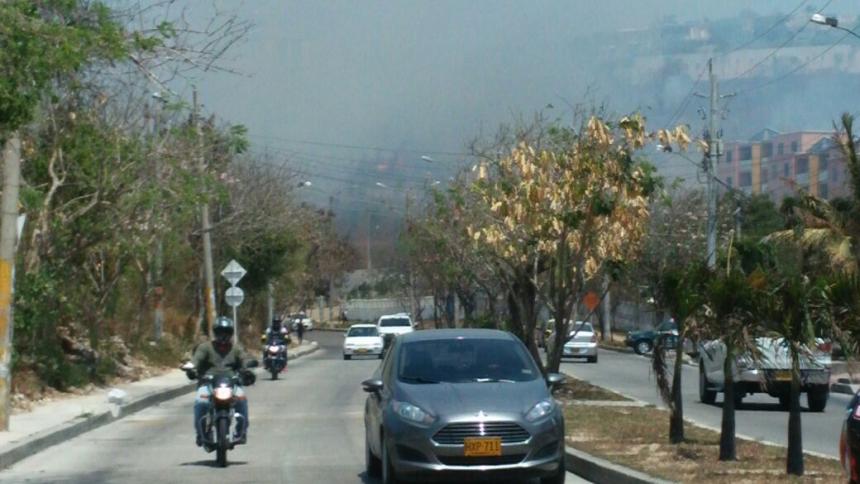 Se incendia bus de servicio público en el sector de ‘Los Toboganes’