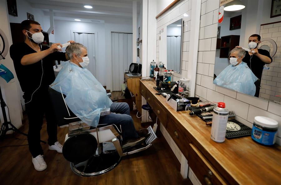 Peluquerías y restaurantes empiezan a retomar la actividad en España