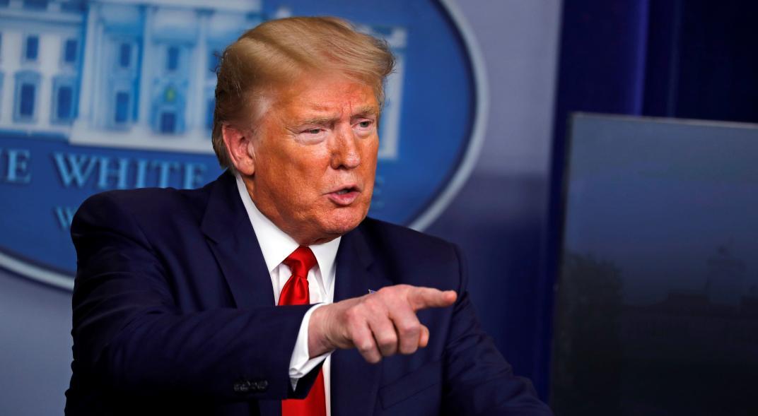 Trump amenaza con ‘regular o cerrar’ redes sociales tras la verificación de Twitter