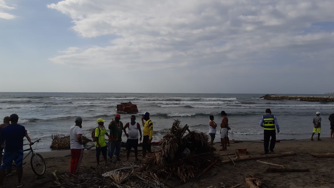 Volqueta sin frenos arrolló a un mesero y terminó en las playas de Salgar