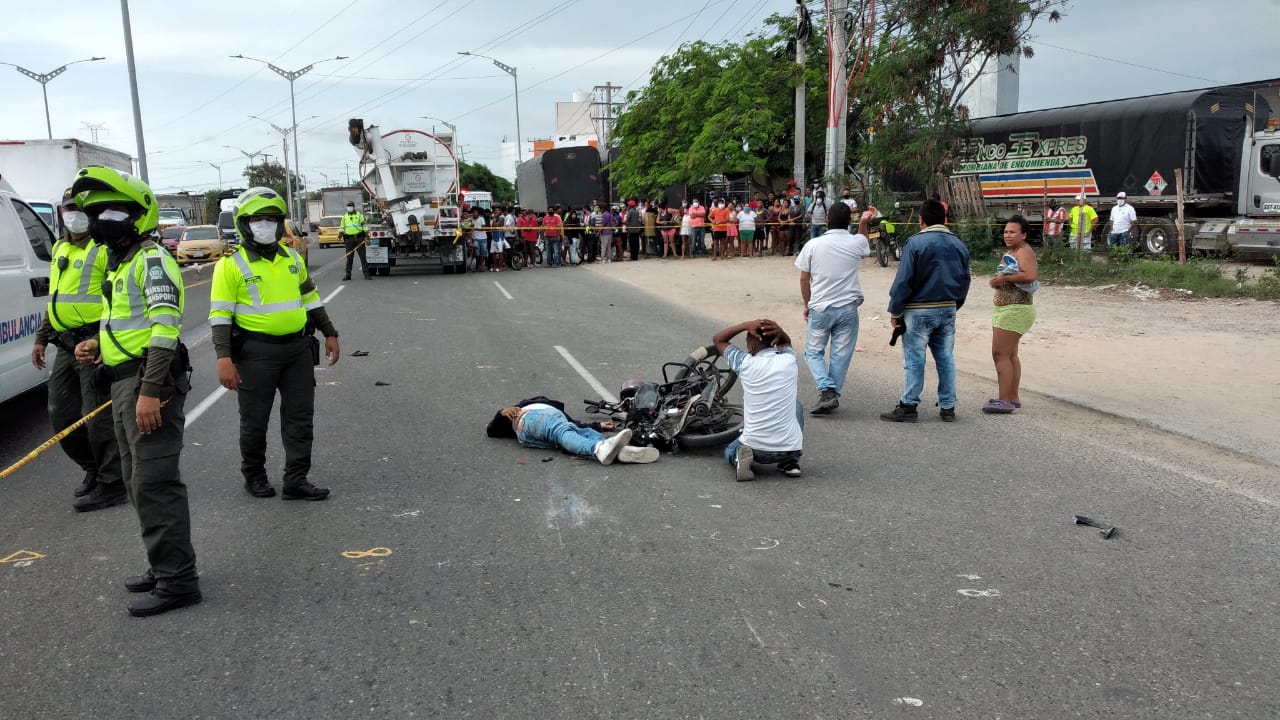 Arrollado por una tractomula, muere motociclista en la Circunvalar