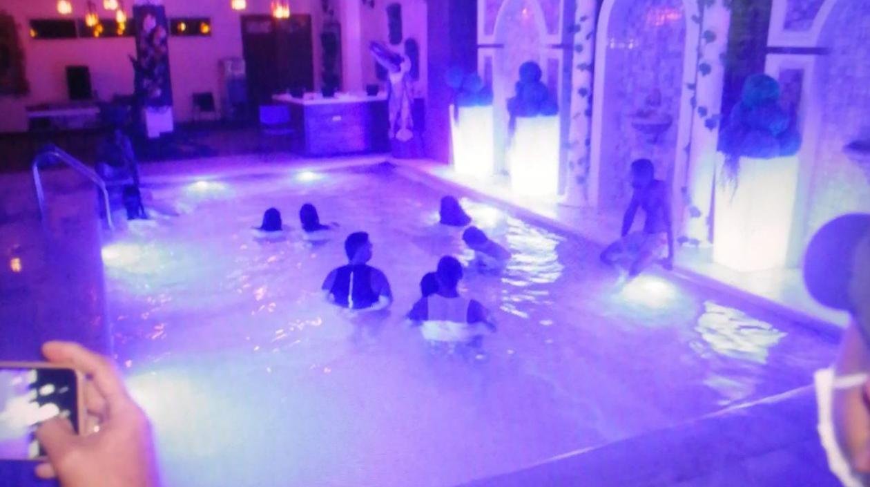 En hotel de Soledad sorprenden a personas utilizando la piscina y consumiendo licor
