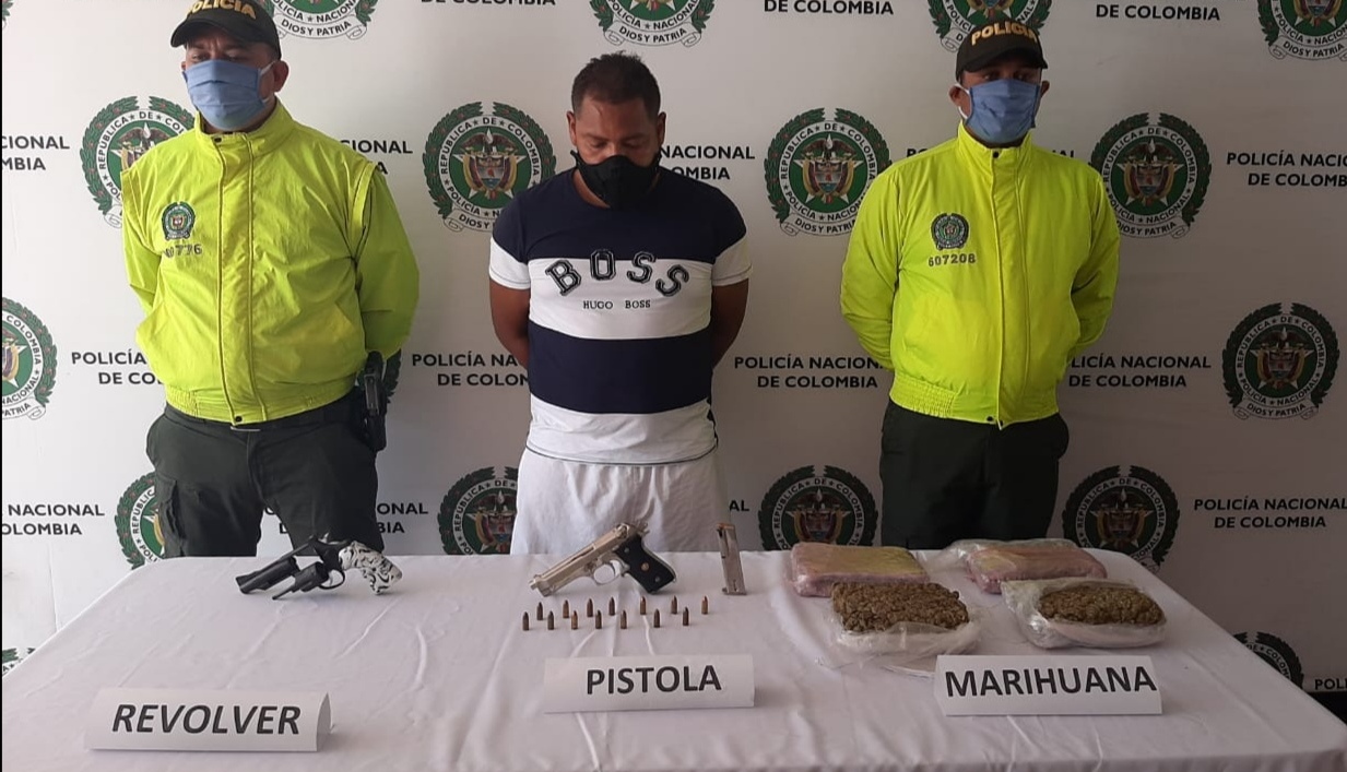 Capturado sujeto con 2 armas de fuego, municiones y más de un kilo de ...