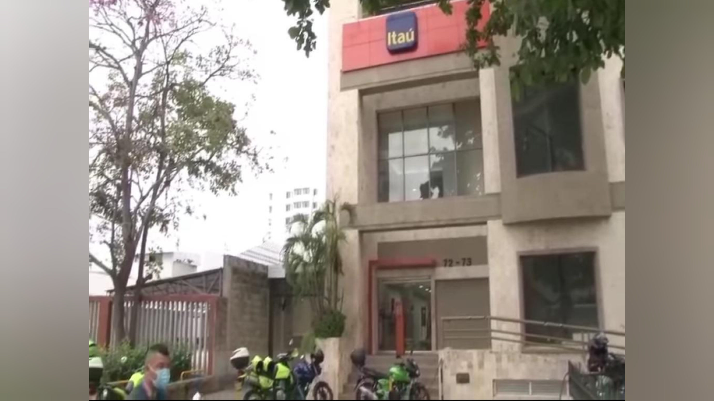 Disfrazados de enfermeros, delincuentes armados asaltaron sucursal bancaria en el norte de Barranquilla