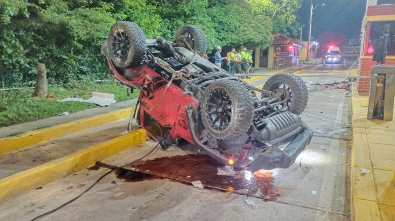 Tres heridos tras violento choque de vehículo contra casilla del Peaje ...