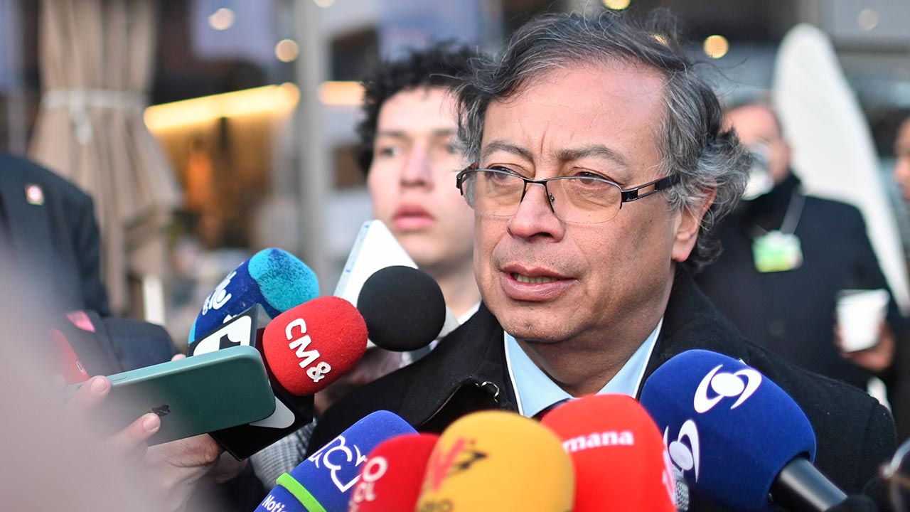 Todos los funcionarios públicos debemos obedecer la Constitución, que ordena hacer la paz: Petro desde Davos