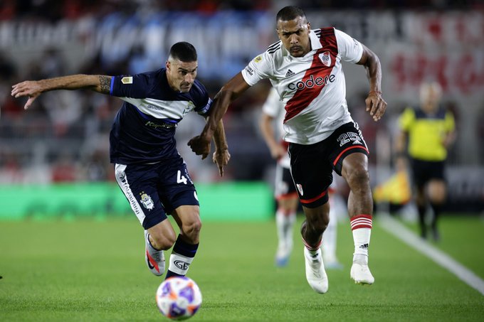 Argentina: Un River Plate implacable golea y se afianza como líder