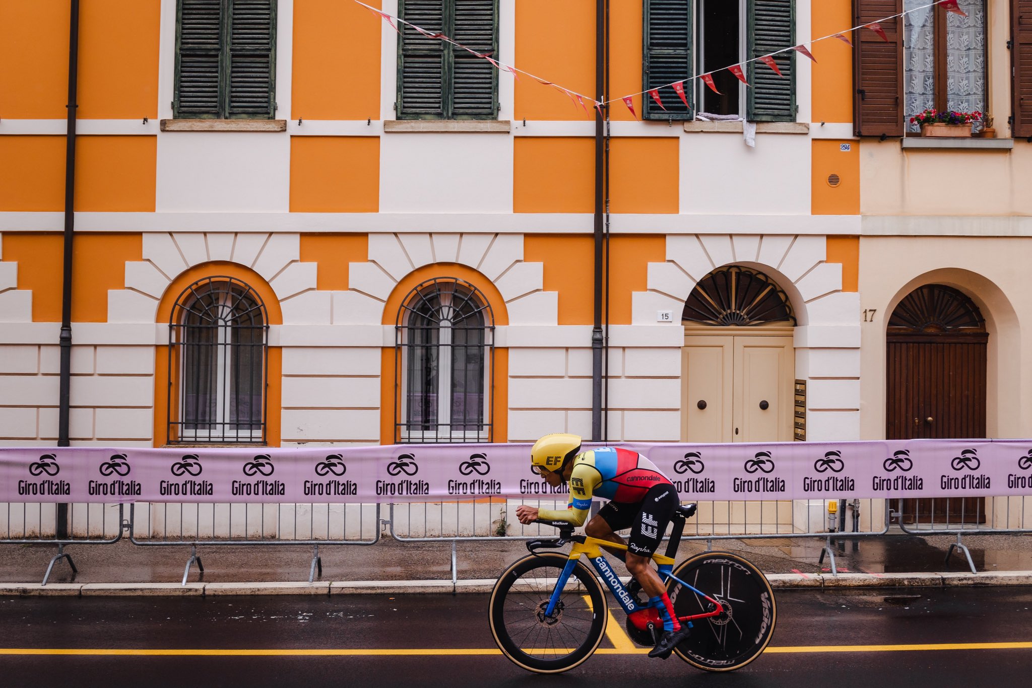Rigoberto Urán abandona el Giro de Italia por covid-19