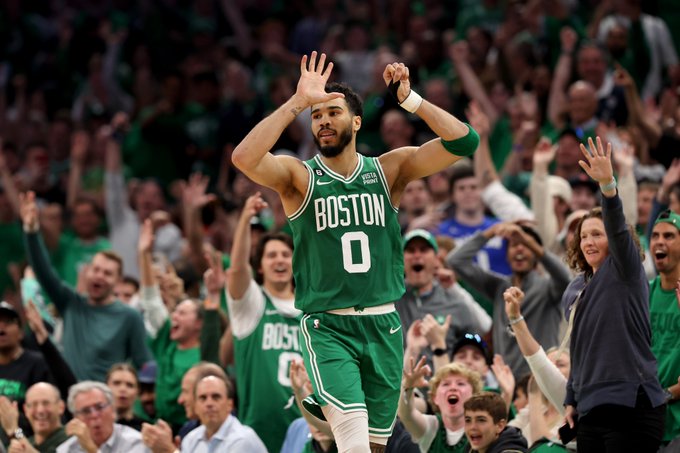 Con 51 puntos de Jayson Tatum, Celtics avanzan a final de conferencia Este en la NBA