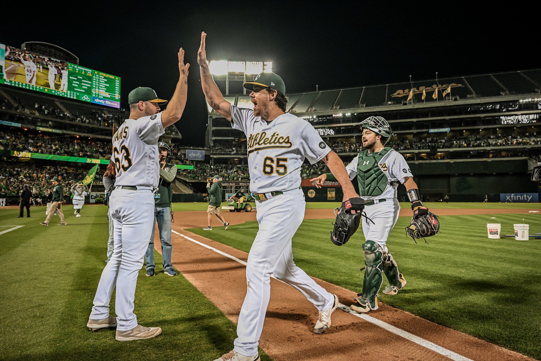 Fanáticos de los Atléticos de Oakland asisten en masa para boicot inverso