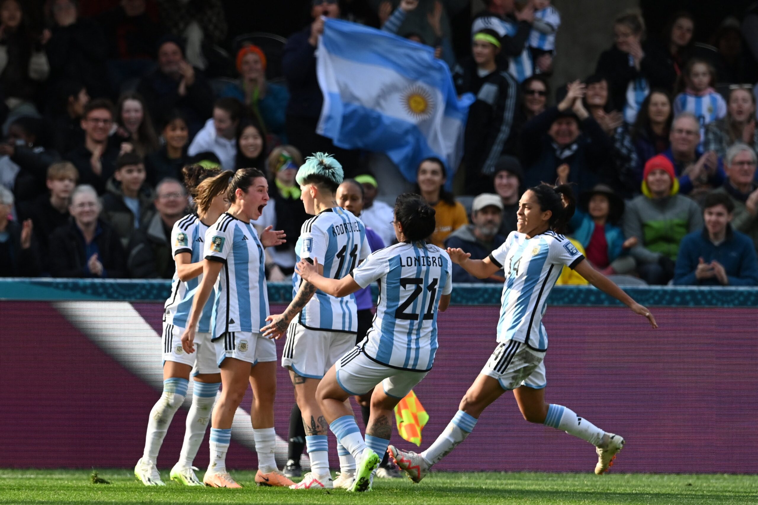 Argentinas reaccionan con 2 goles en 5 minutos y empatan ante las sudafricanas