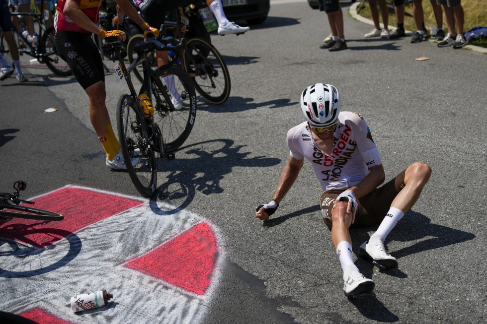 El Tour de Francia pide a los aficionados que se comporten, después de que un seguidor provocara un accidente