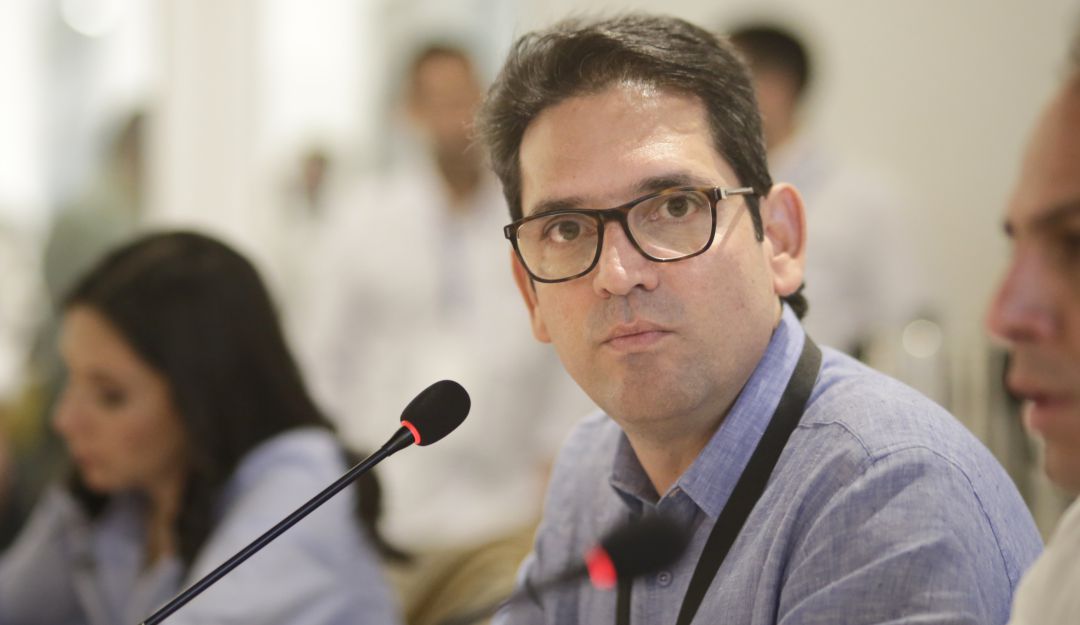 Gobernadores piden la renuncia de Mininterior Luis Fernando Velasco