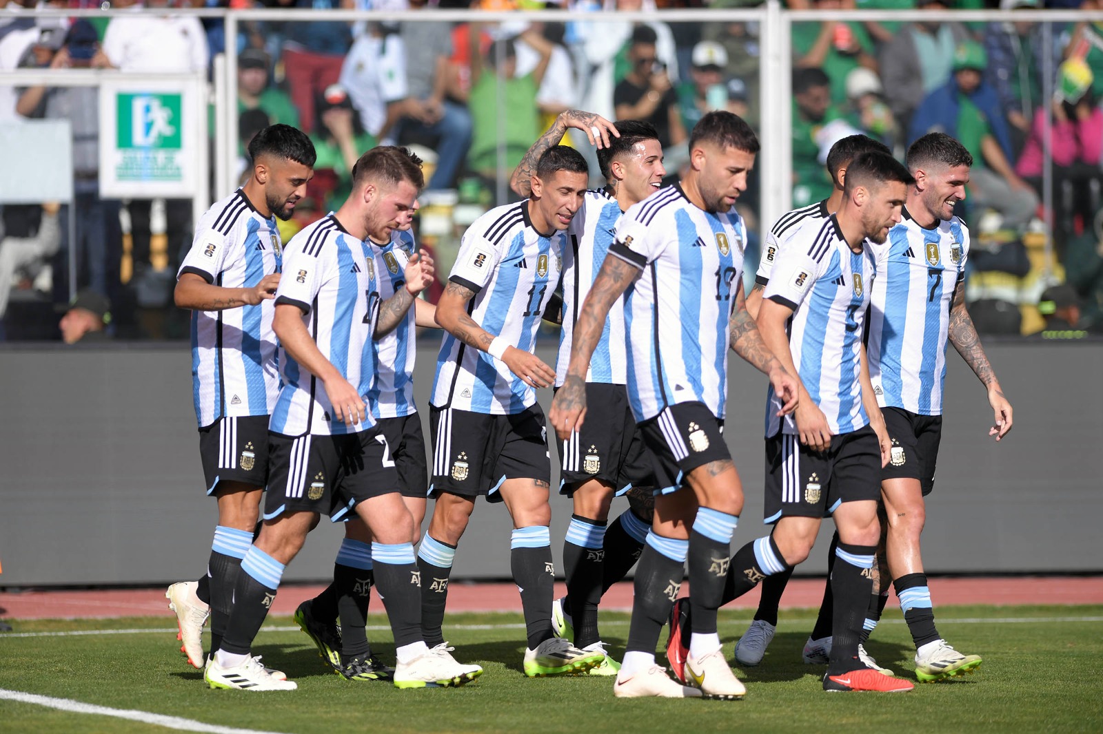 Sin Messi en la cancha, Argentina golea 3-0 a Bolivia en la altura de La Paz