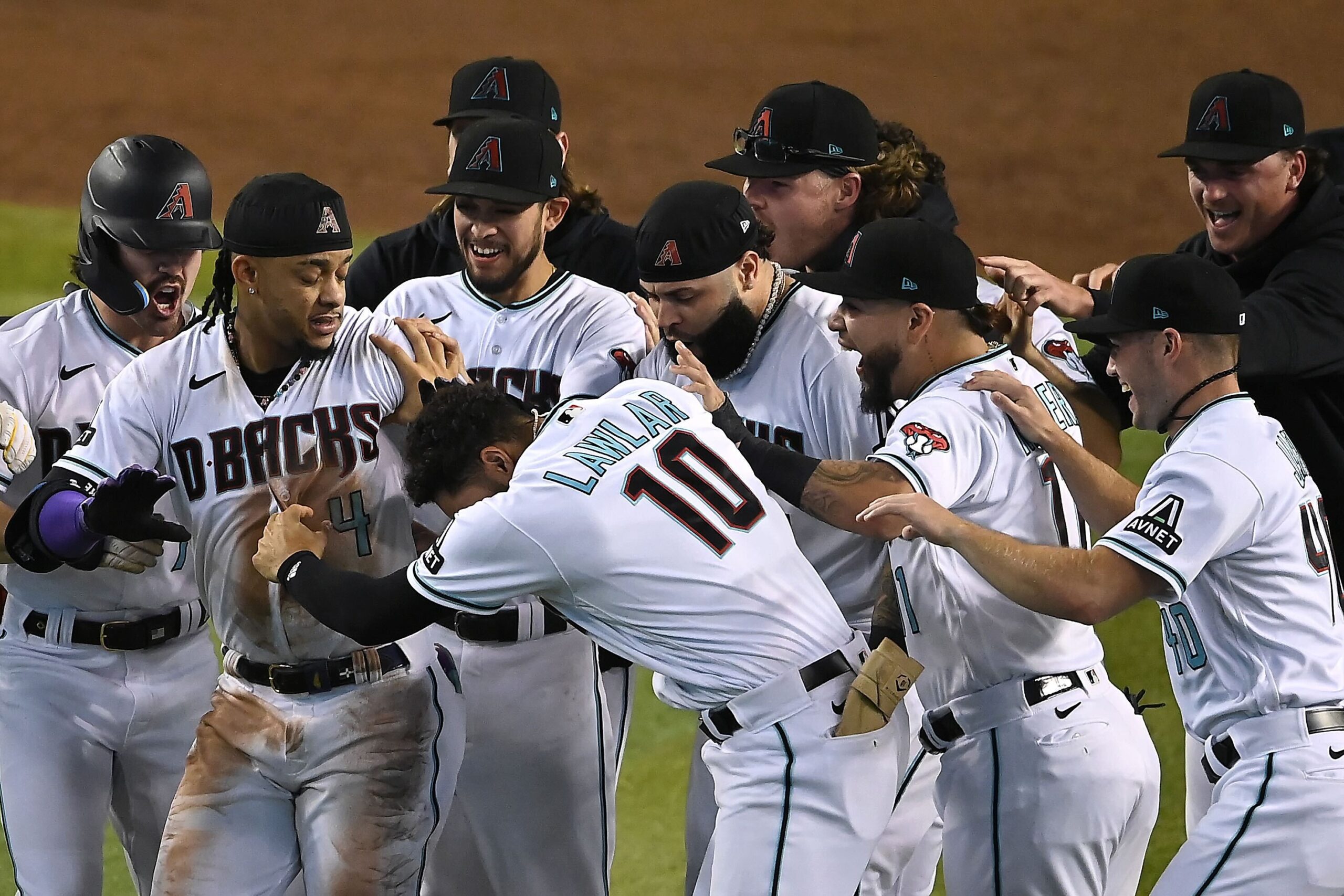 Los Diamondbacks ganan y se acercan a los Filis en la serie