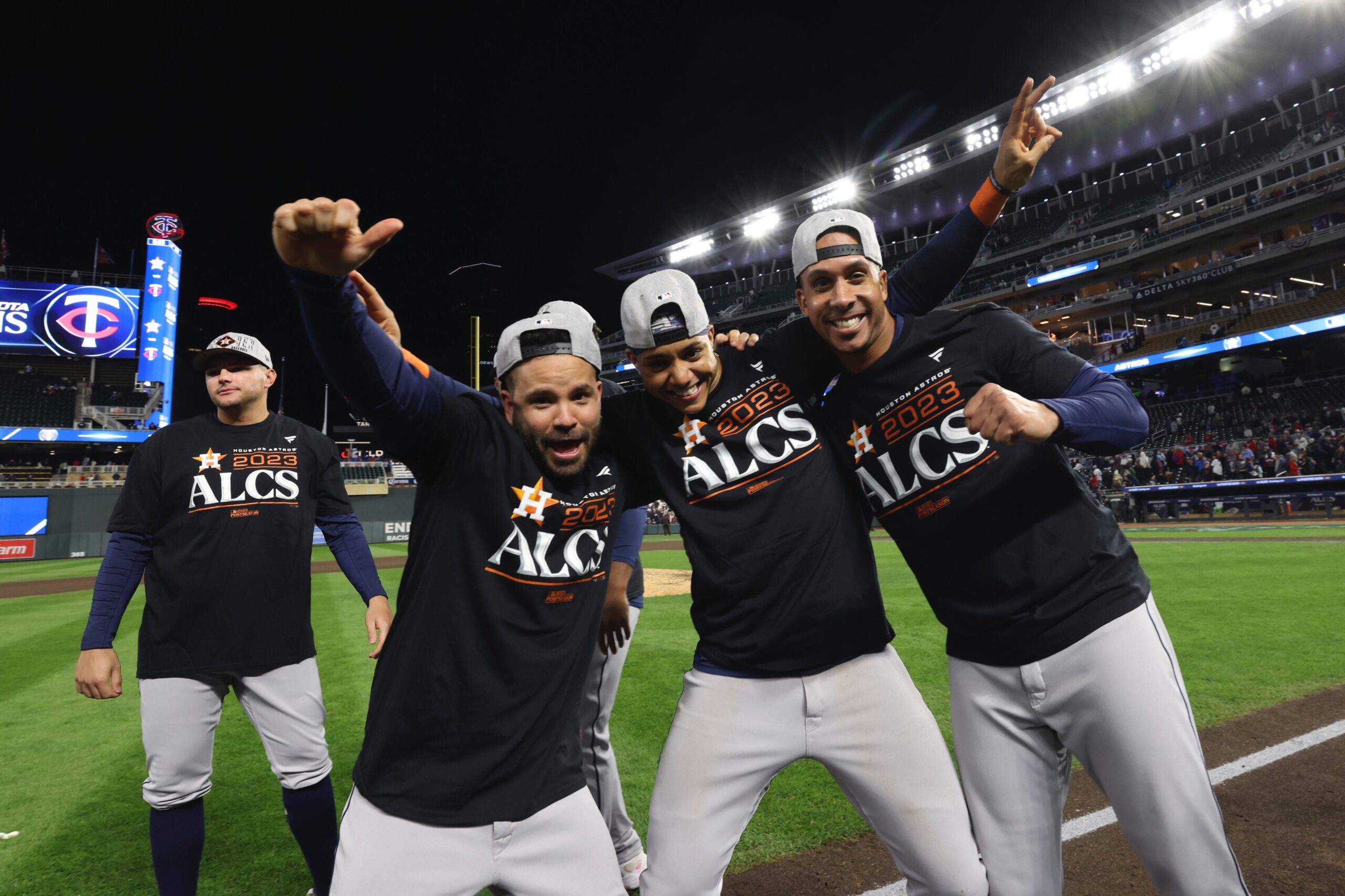Astros de Houston avanzan a la Serie de Campeonato tras vencer 3-2 a los Mellizos