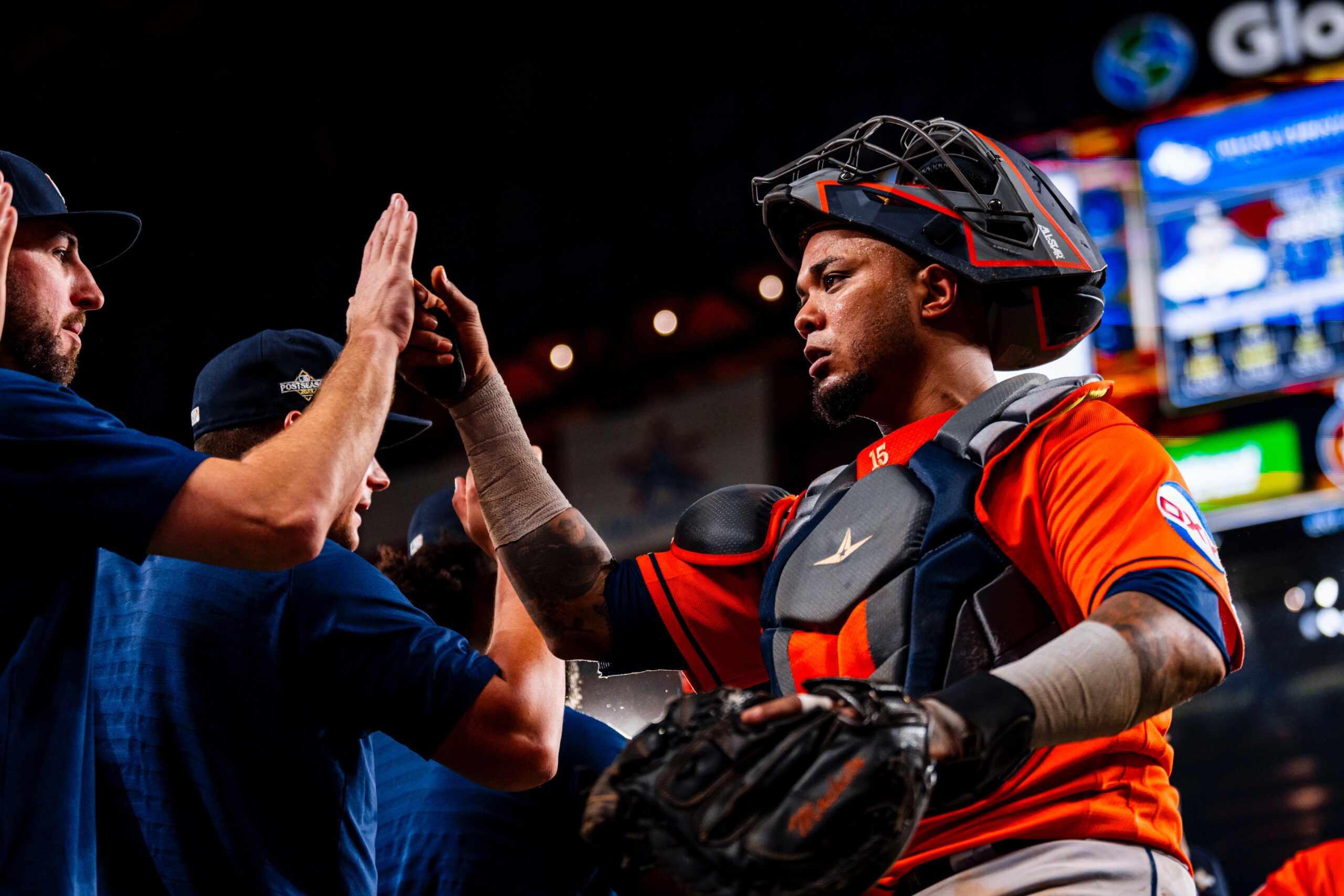 Astros ganan para acercarse a los Rangers