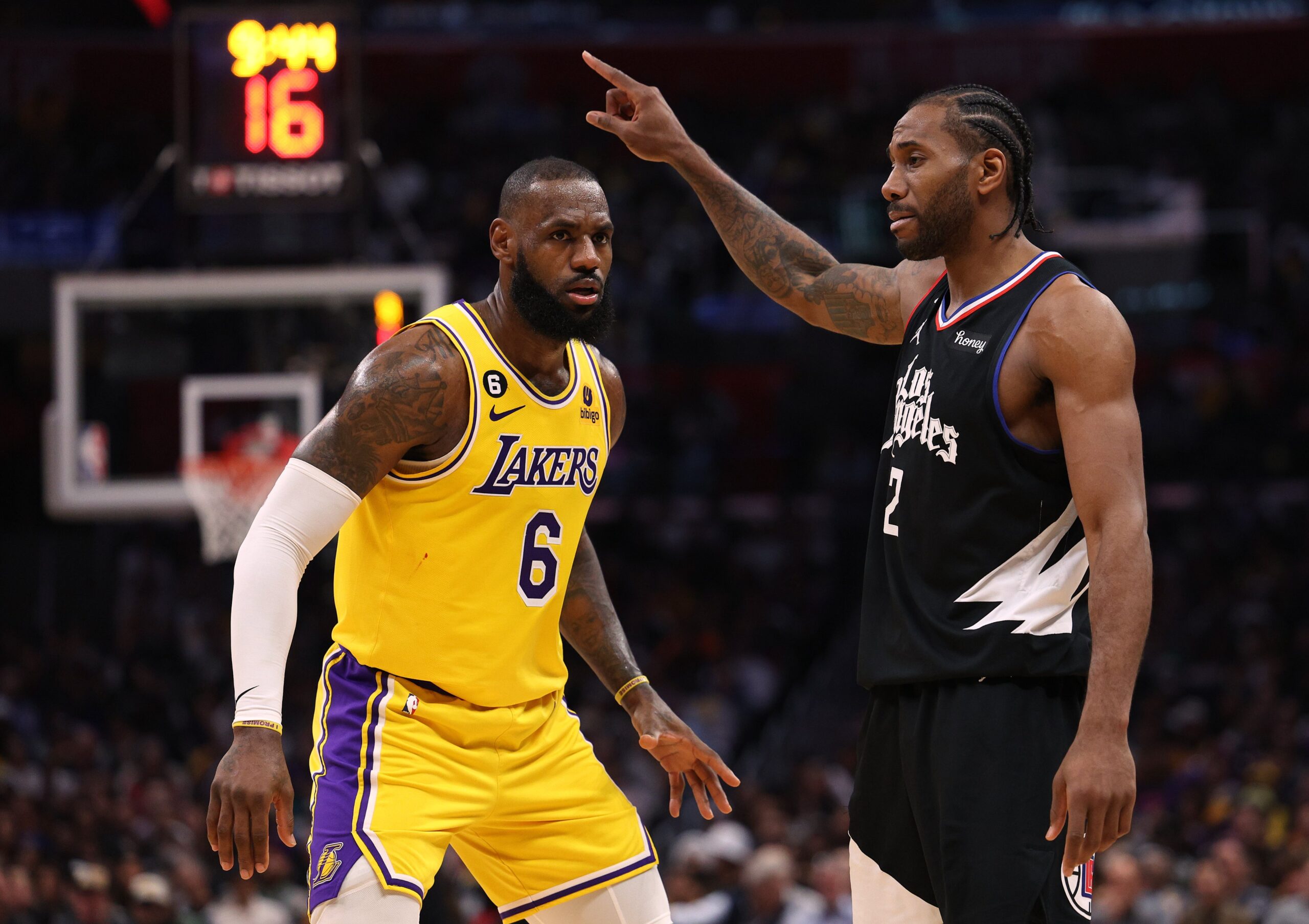 Lakers superan 130-125 a Clippers en tiempo extra