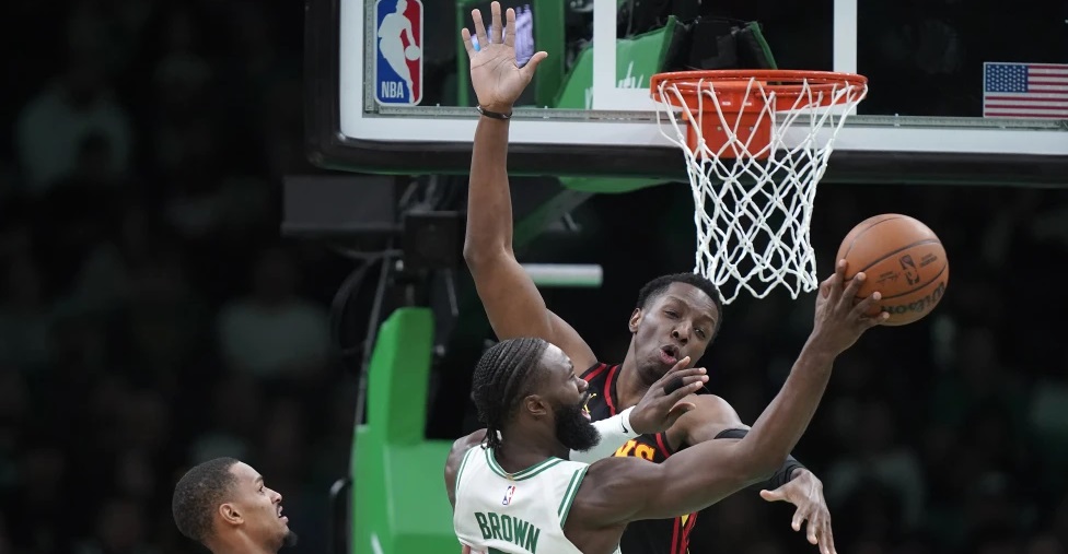 Celtics se imponen 113-103 a Hawks con 34 puntos de Tatum y 21 de Brown
