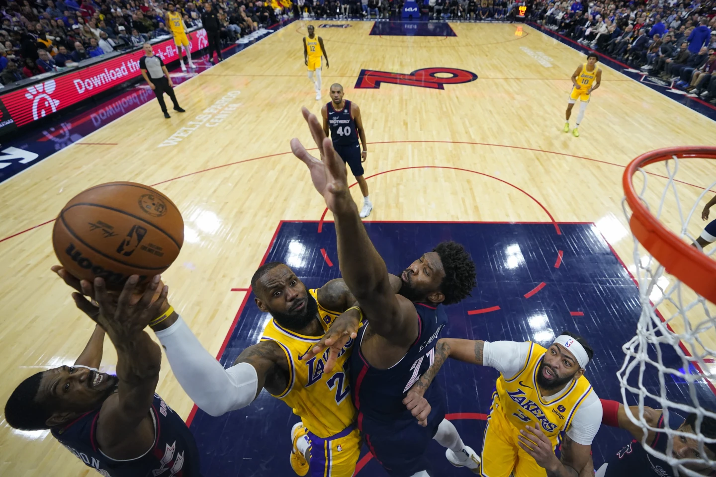 LeBron James sufre la peor derrota de su carrera, con paliza de 76ers por 44 puntos sobre Lakers