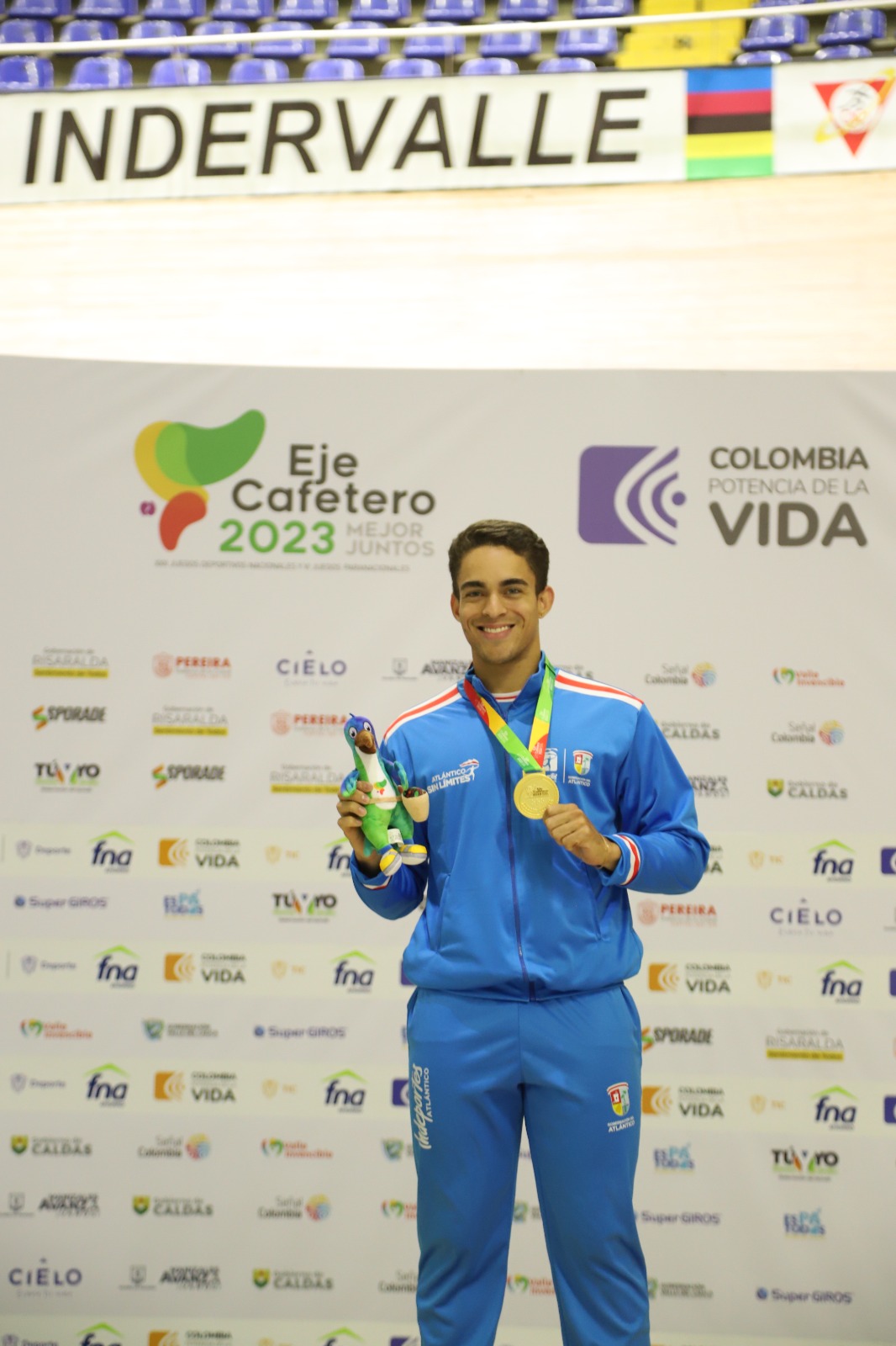 Cristian Ortega sorprende a todos y gana medalla de oro en el keirin del ciclismo de pista en Juegos Nacionales