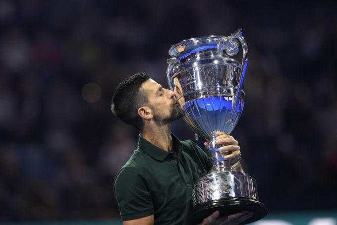 Novak Djokovic recibe su trofeo tras confirmar que terminará el año como número uno del mundo