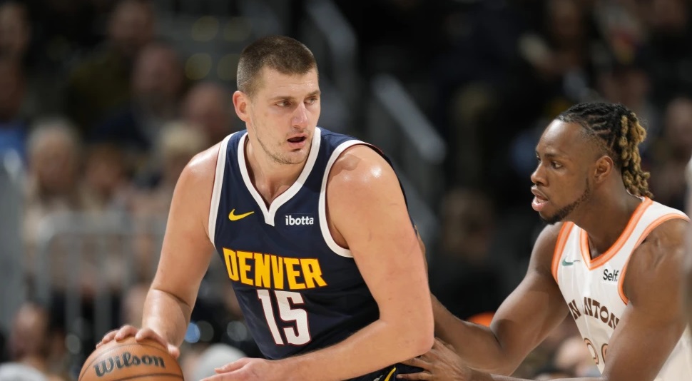 Jokic acaricia triple doble y lidera a Nuggets a vencer a Spurs por 132-120