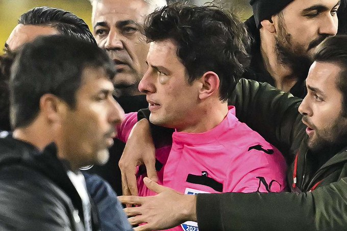 Turquía suspende todos los partidos de liga tras la agresión de un presidente a un árbitro