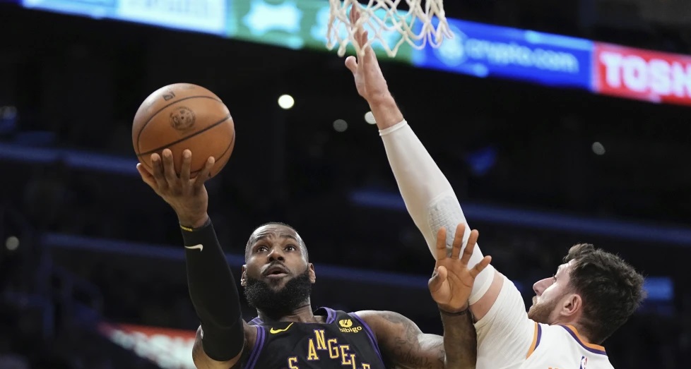 LeBron James lidera triunfo de Lakers ante Suns