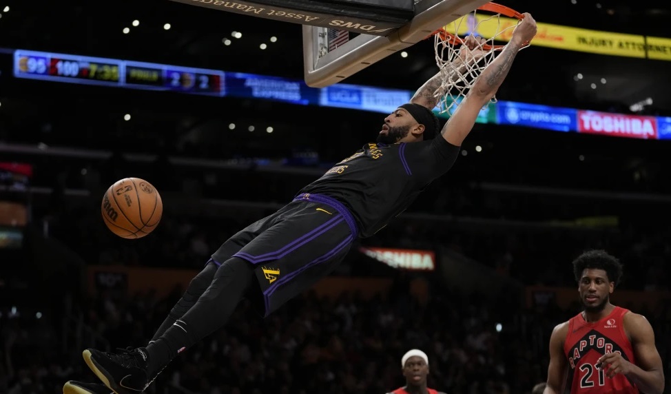Con 41 puntos de Anthony Davis, Lakers superan 132-131 a Raptors