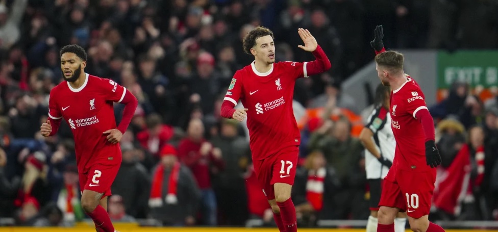 Liverpool remonta y derrota 2-1 al Fulham en la ida de semifinales de la Copa de la Liga