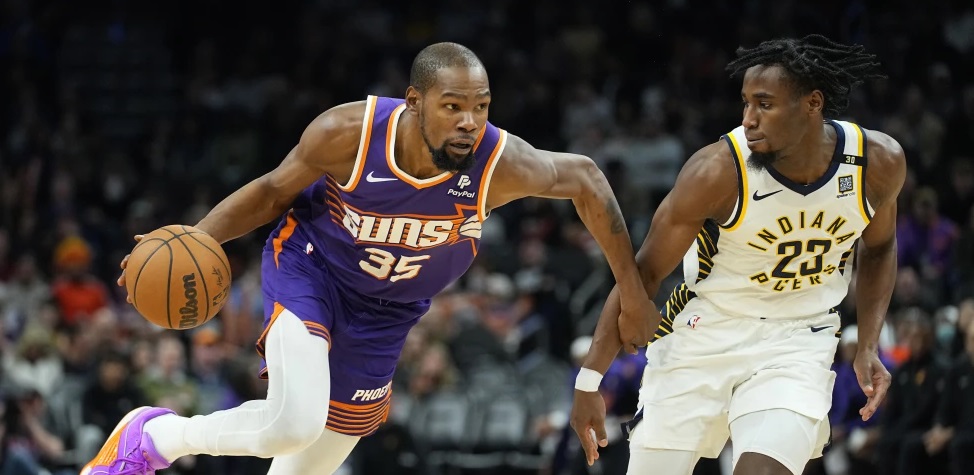 Kevin Durant emboca 40 puntos y los Suns resisten para vencer 117-110 a Pacers