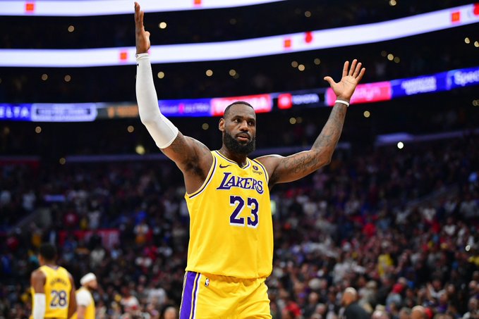LeBron James anota 34 puntos y lidera remontada de Lakers ante Clippers