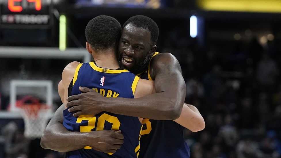 Curry luce con 42 puntos y Warriors arrollan 131-109 a Pacers