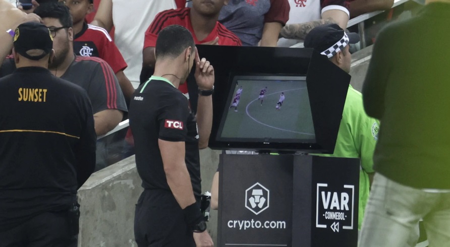 Los árbitros explicarán las decisiones del VAR por la megafonía en los estadios de Brasil