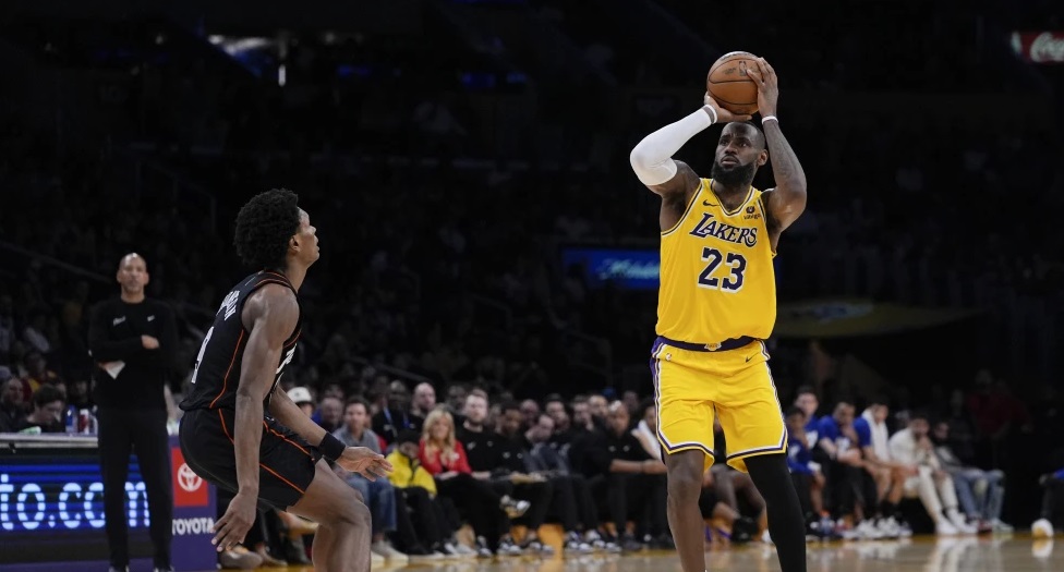 LeBron y Davis guían a Lakers hacia triunfo sobre Pistons
