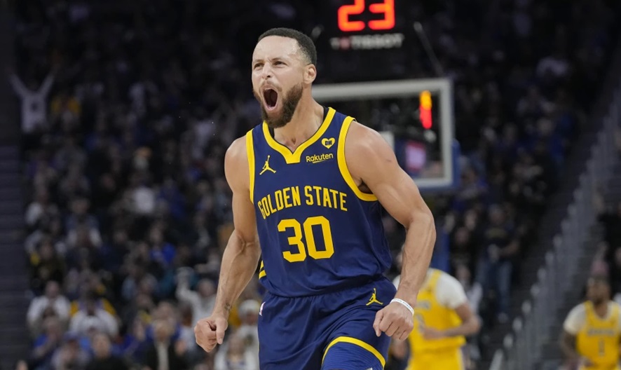 Curry suma 32 puntos y Warriors aprovechan ausencia de LeBron para derrotar a Lakers