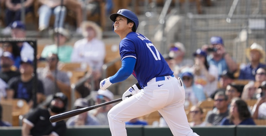 Shohei Ohtani batea jonrón de 2 carreras en su debut de pretemporada con Dodgers