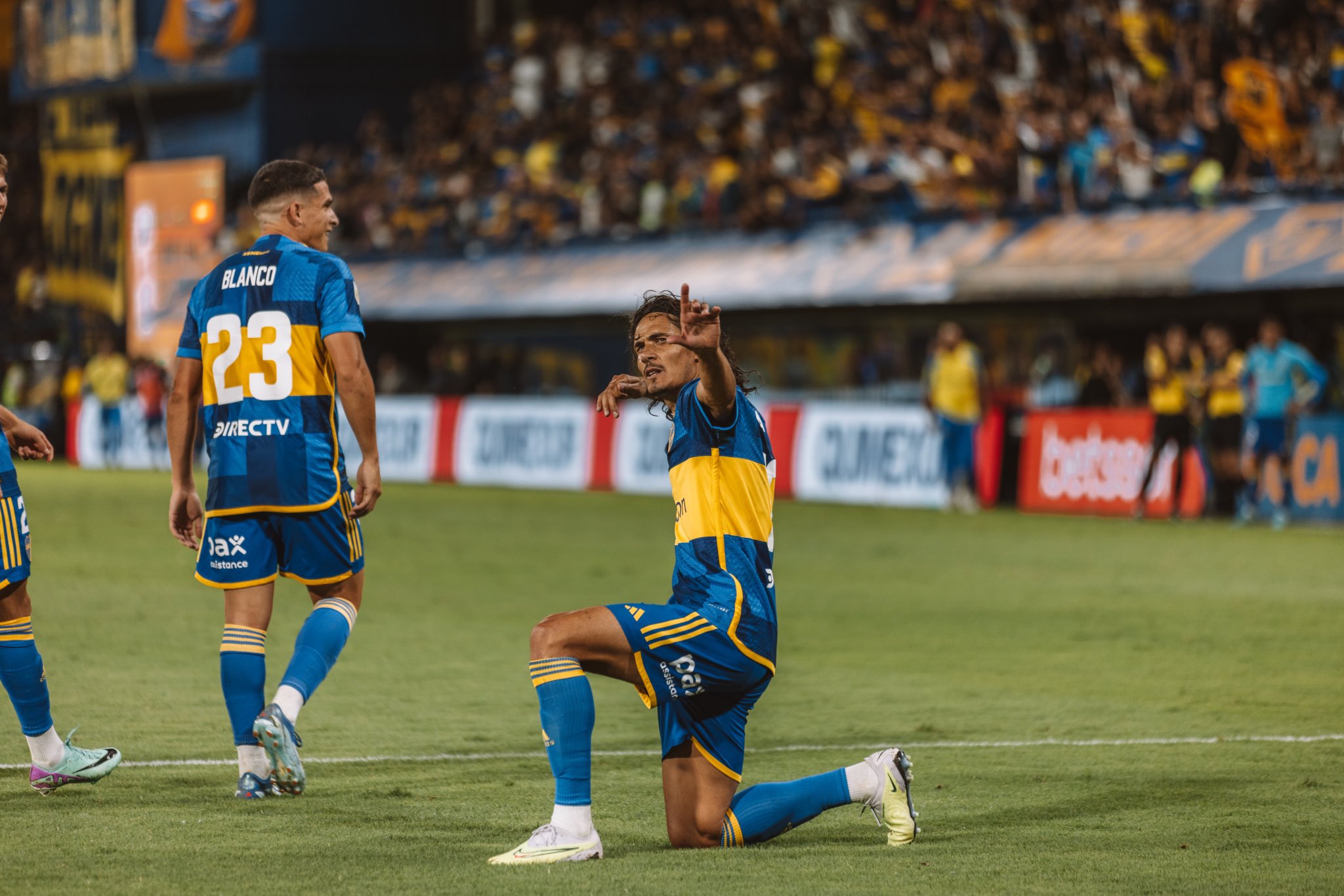 En noche mágica, Cavani firma hat-trick y Boca vence 3-2 a Belgrano