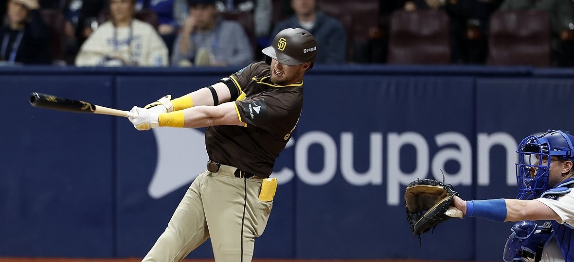 Los Padres mantienen a raya a los Dodgers y dividen la Serie de Seúl