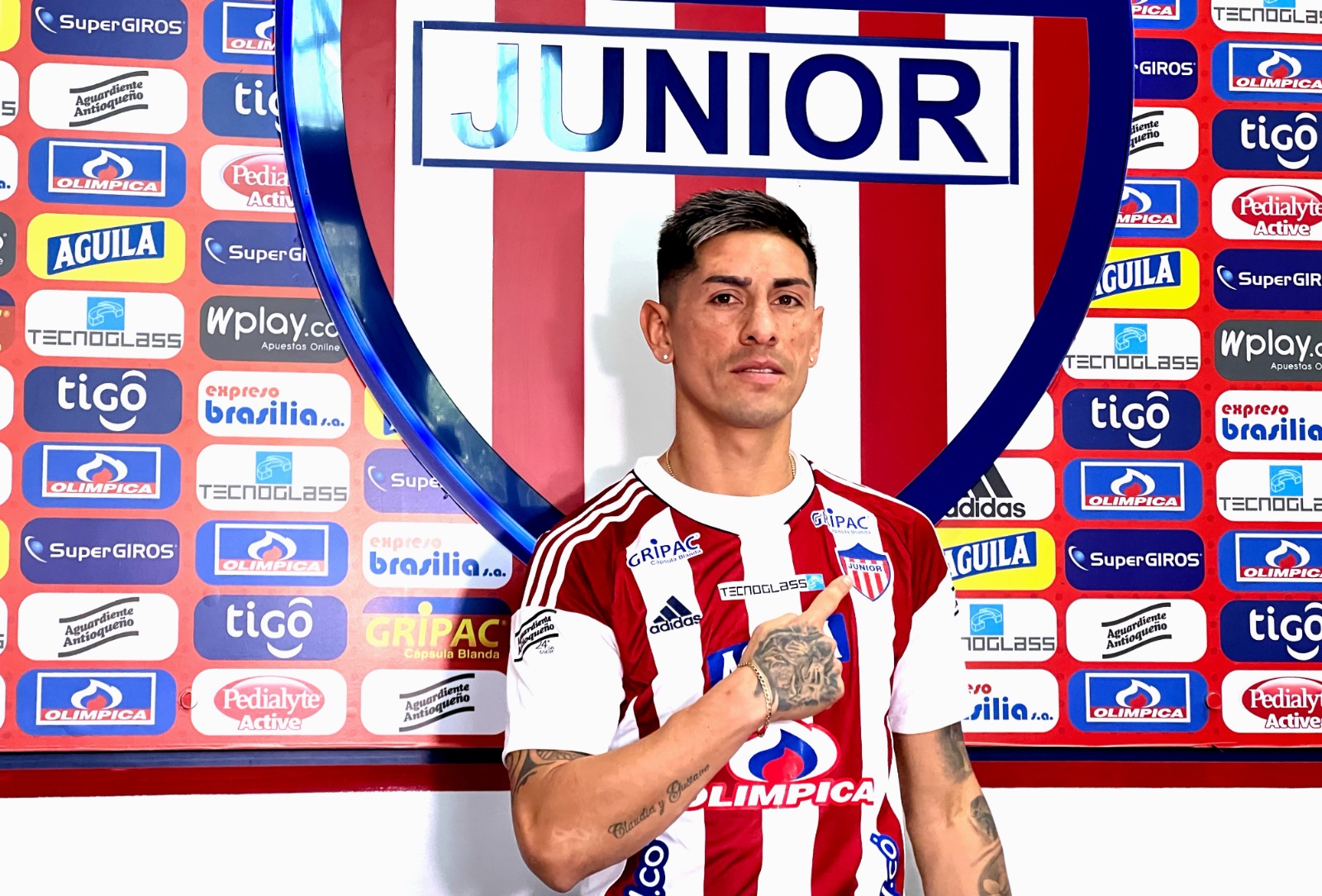 Por una distensión, Junior pierde mes y medio al defensor Emanuel Olivera