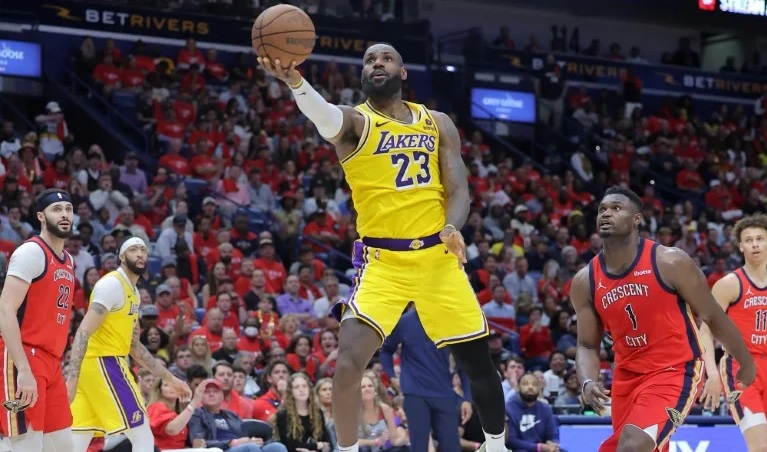 Los Warriors de Curry son eliminados en la repesca a los playoffs y los Lakers sacan boleto