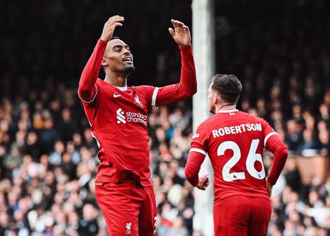 Liverpool sigue en la pelea por el título de la Liga Premier con triunfo 3-1 ante Fulham
