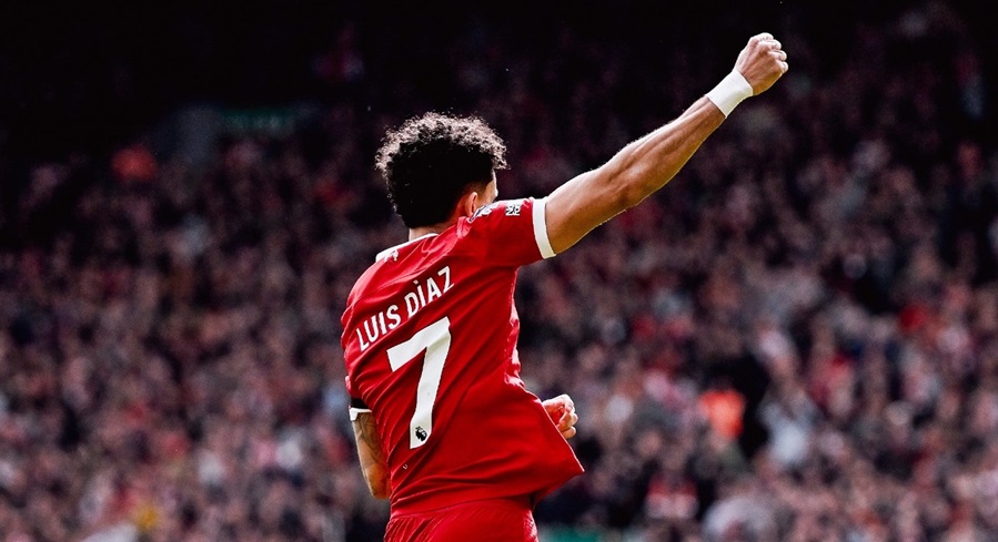 Liverpool gana y toma la punta en la liga inglesa