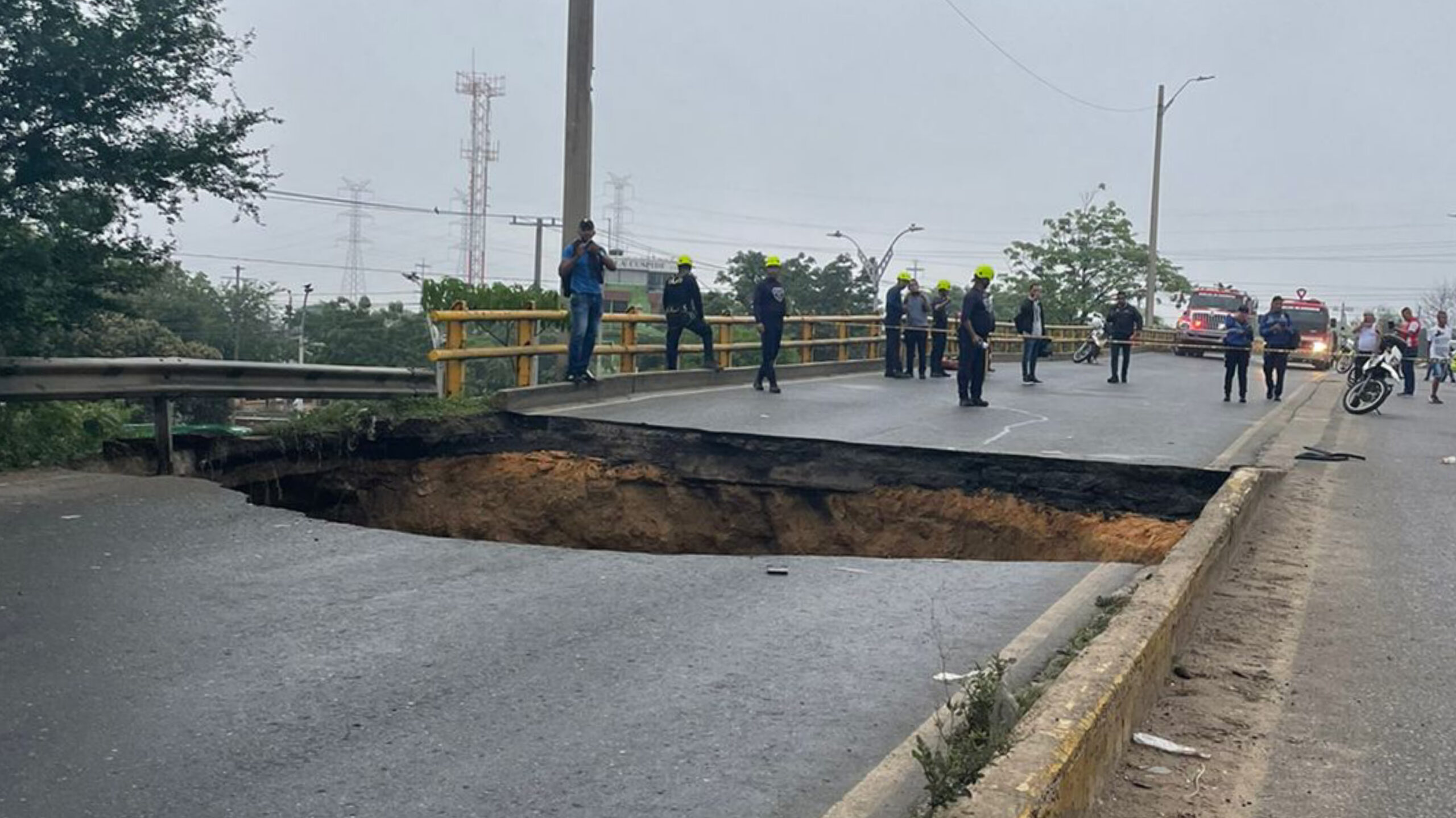Se desplomó placa del puente de la Calle 30 con Circunvalar: 4 personas fallecieron
