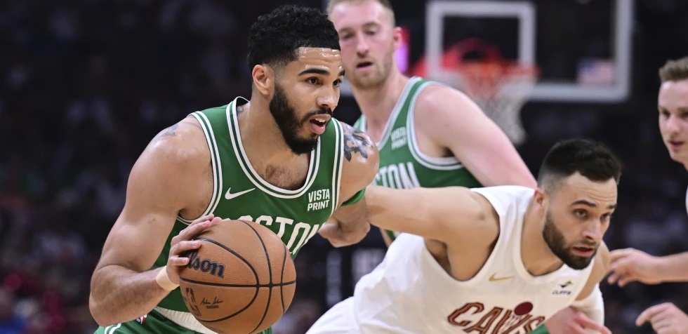 Tatum con 33 puntos lleva a Celtics a ganar 109-102 a los Cavaliers para poner 3-1 la serie