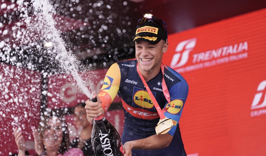 Jonathan Milan del (Lidl-Trek) gana la etapa 11 del giro de Italia